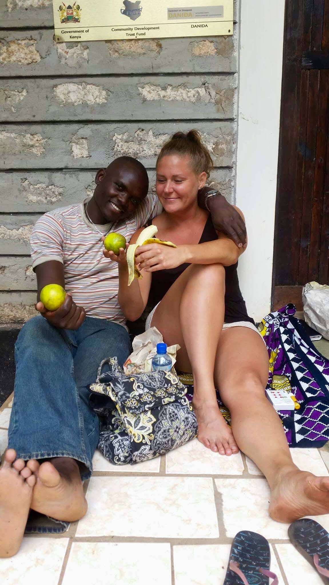 Susanna och Ian sitter och vilar i skuggan