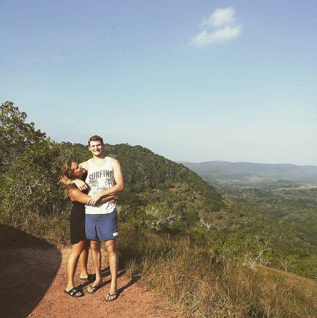 Susanna och Marcus i regnskogen högt på ett berg